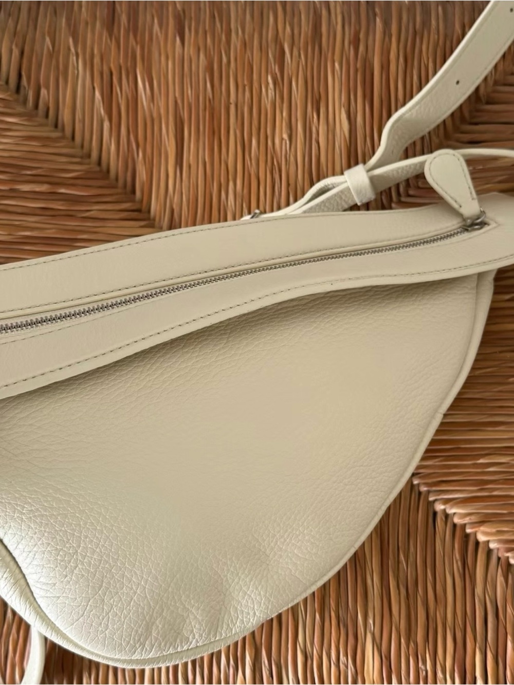 Auth The Row Slouchy Banana Bag Small Cream Leather Crossbody Bag - Picture 11 of 11